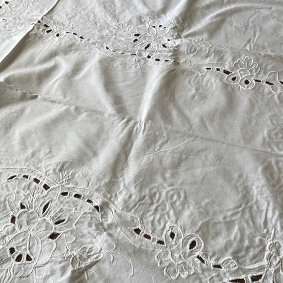 White cotton cutout floral pattern embroidery oval 66” x 97” tablecloth - Picture 3 of 13